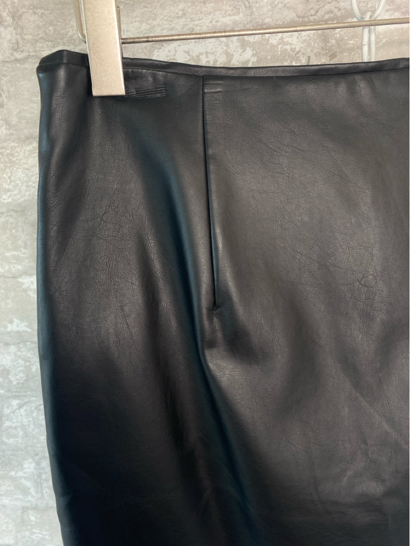 T Tahari Size S/4 Black Skirt