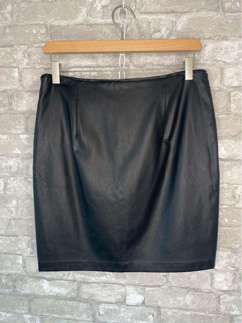 T Tahari Size S/4 Black Skirt
