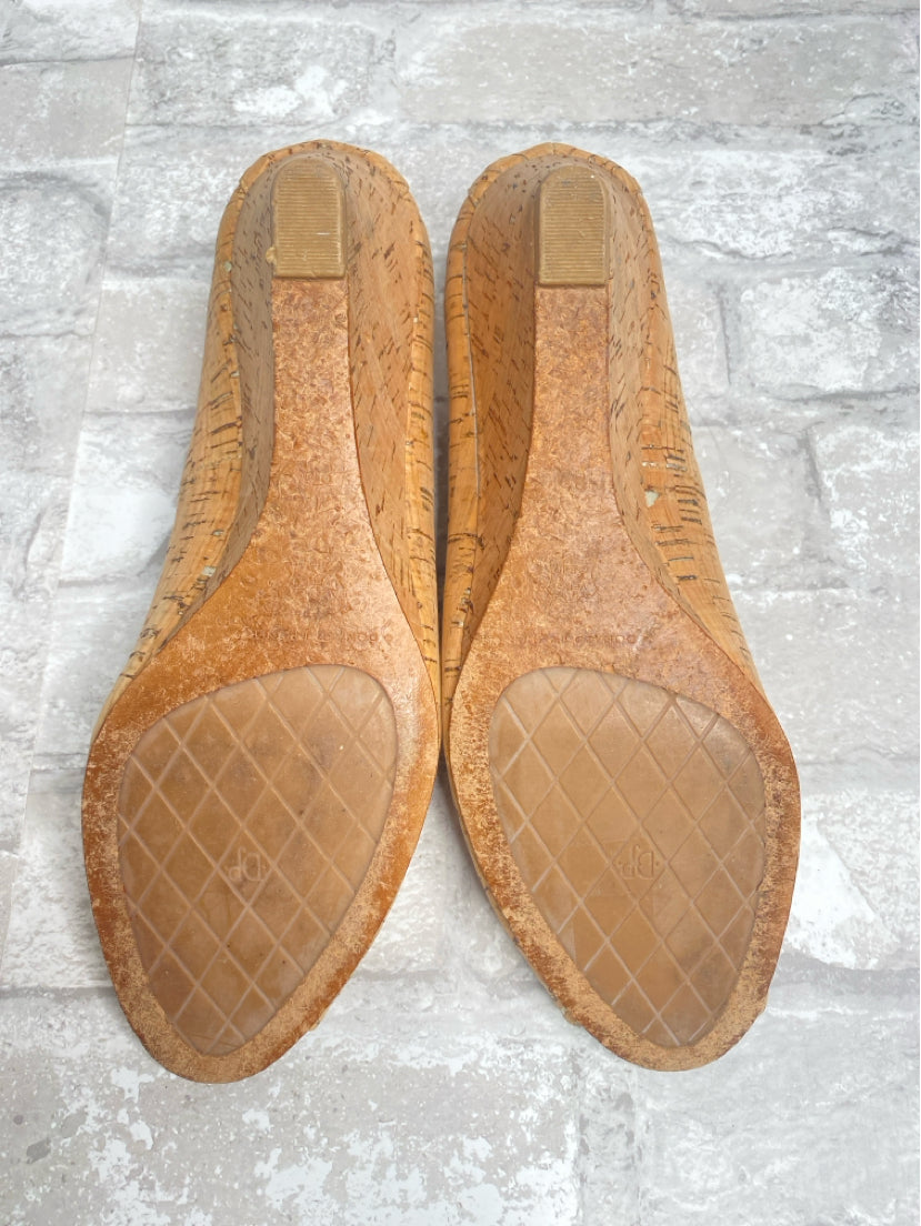 Donald J. Pliner Size 8 Tan Wedge