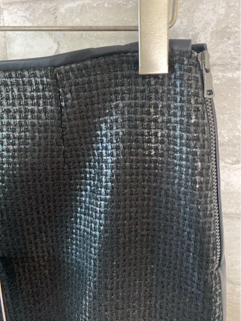 T Tahari Size S/4 Black Skirt