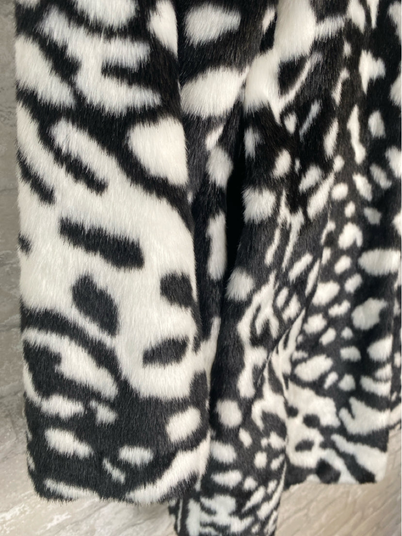 Michael Kors Size XL white/black Coat