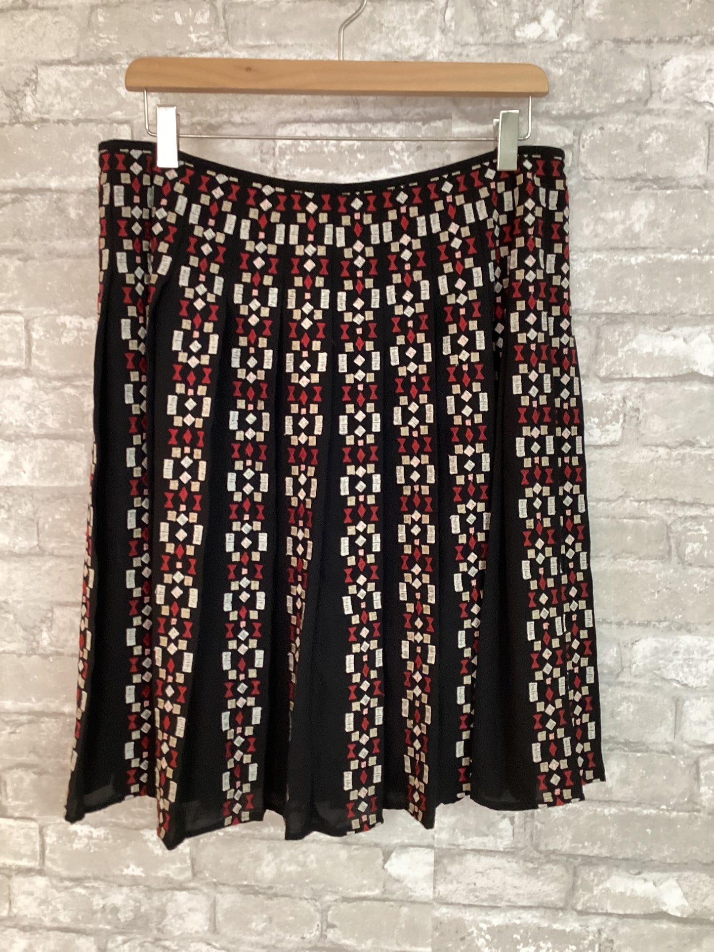Ann Taylor Size M Black/Red/Multi Skirt