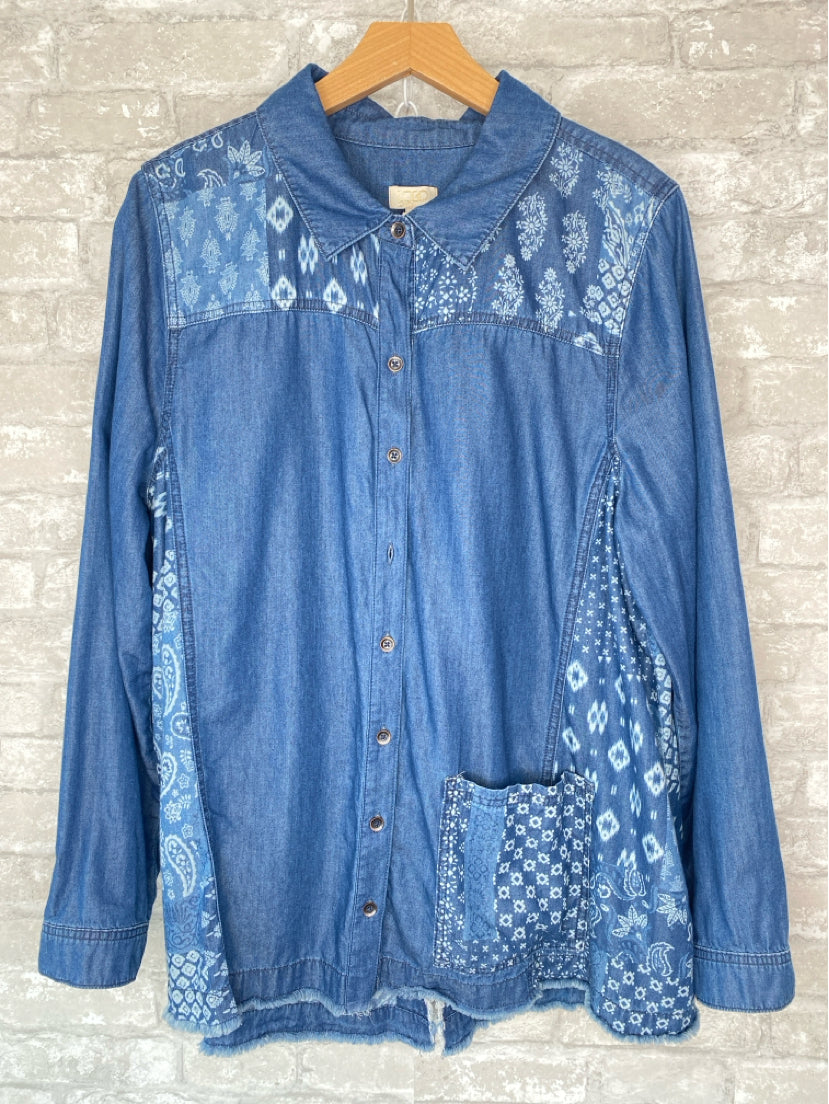 Logo Size L Chambray Button Down