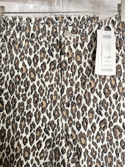 Chicos Size M/10 Animal print Pants