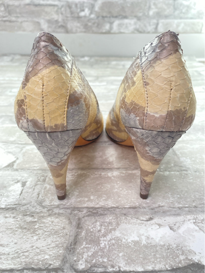 J Renee Size 7 Cream/Taupe/Grey Heels