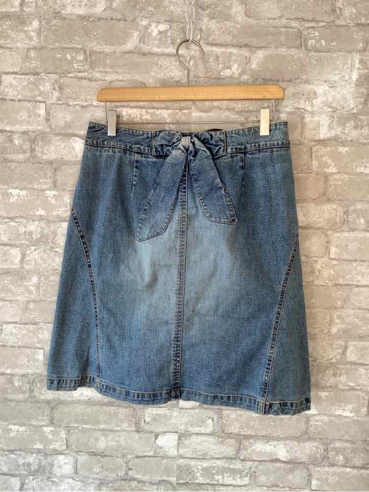 Louie Size 8 light wash Skirts